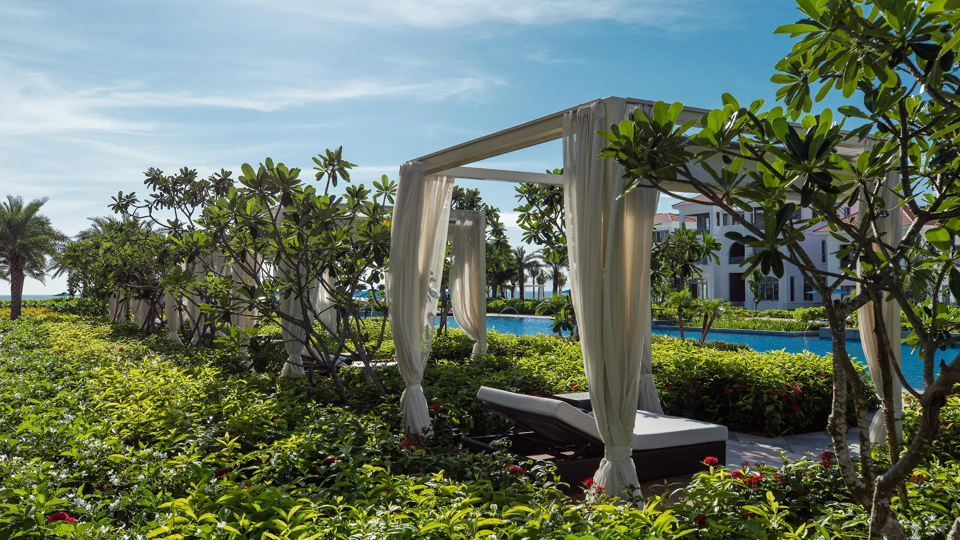 Sheraton Grand Danang Resort & Convention Center  Дананг