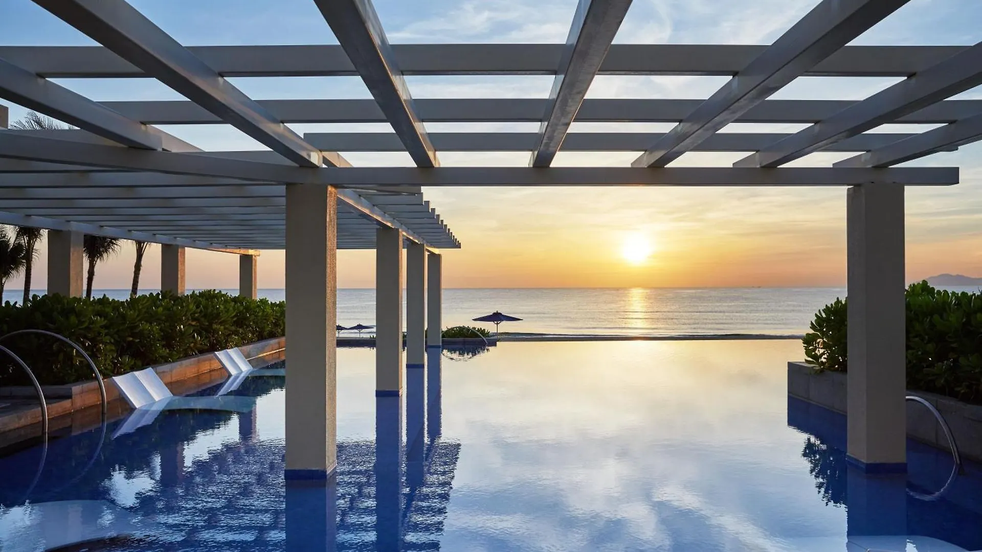 Sheraton Grand Danang Resort & Convention Center Дананг