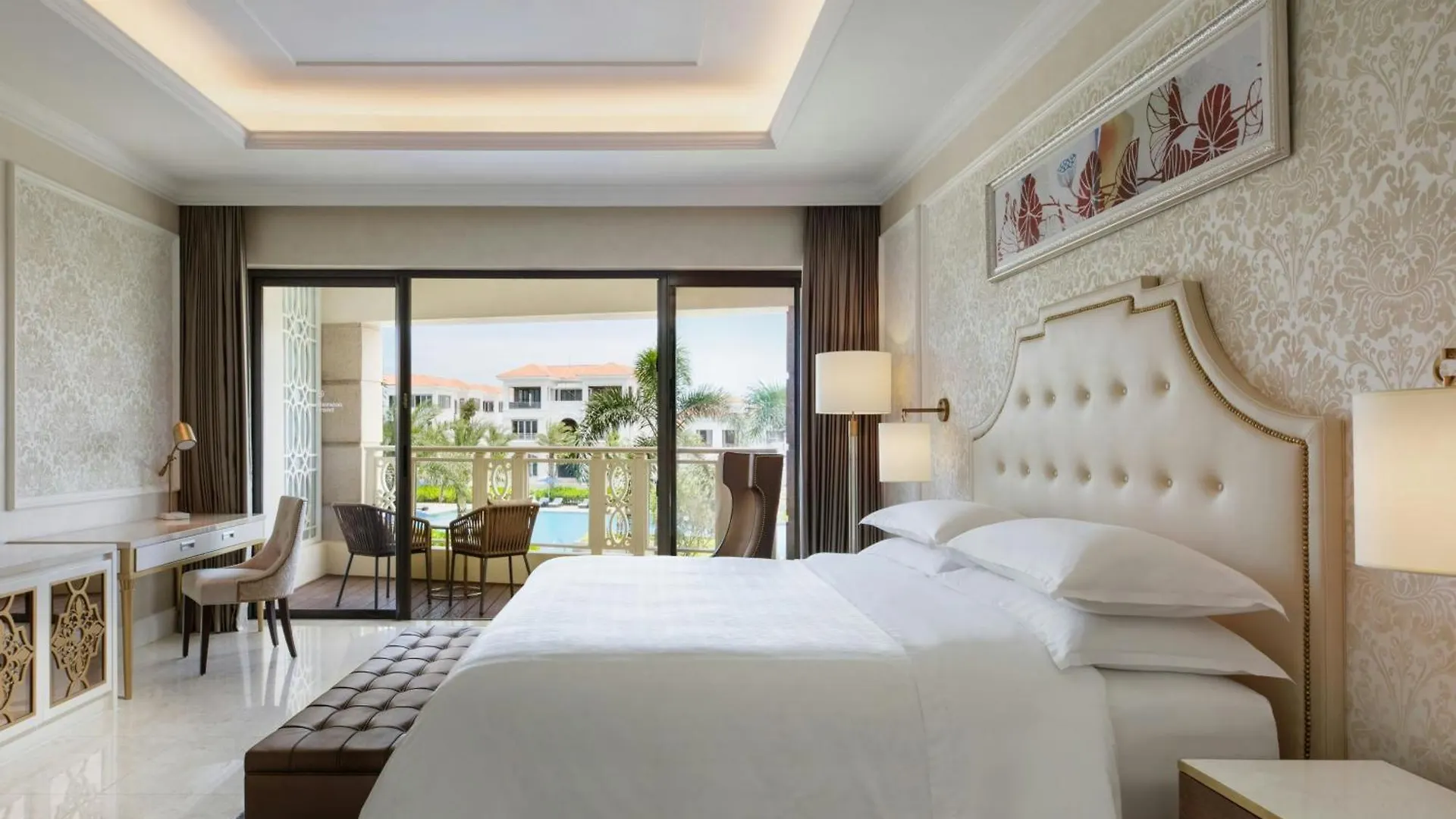 Sheraton Grand Danang Resort & Convention Center 5*, Дананг